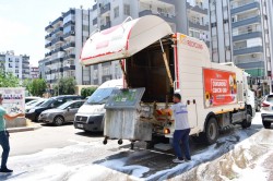 ÇUKUROVA’DA KONTEYNERLER İLAÇLI SU İLE YIKANIYOR