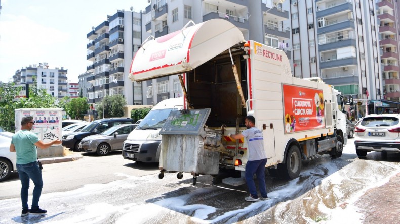 ÇUKUROVA’DA KONTEYNERLER İLAÇLI SU İLE YIKANIYOR