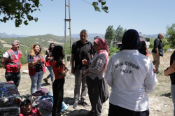 KOZAN’DA DEPREMDEN ETKİLENEN VATANDAŞLARI ZEYDAN KARALAR YALNIZ BIRAKMADI